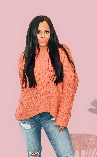 CLAY OVERSIZED CHUNKY KNIT SWEATER. 100% POLYESTER. STEPHANIE IS 5'1 SIZE 4, WEARING A SMALL.
M 6-12
L 12-16