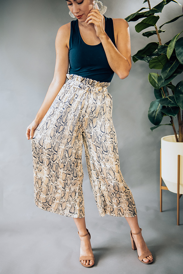 TAN, RIBBED SNAKESKIN PRINT WIDE LEG PANT. MODEL INFO: PIPER - SIZE 0, 5'5", WEARING A SMALL. FIT WAS LOOSE ON HER.
100% POLYESTER
X-SMALL 0-2
SMALL 4-6
MEDIUM 6-8
LARGE 10-12
X-LARGE 12-14