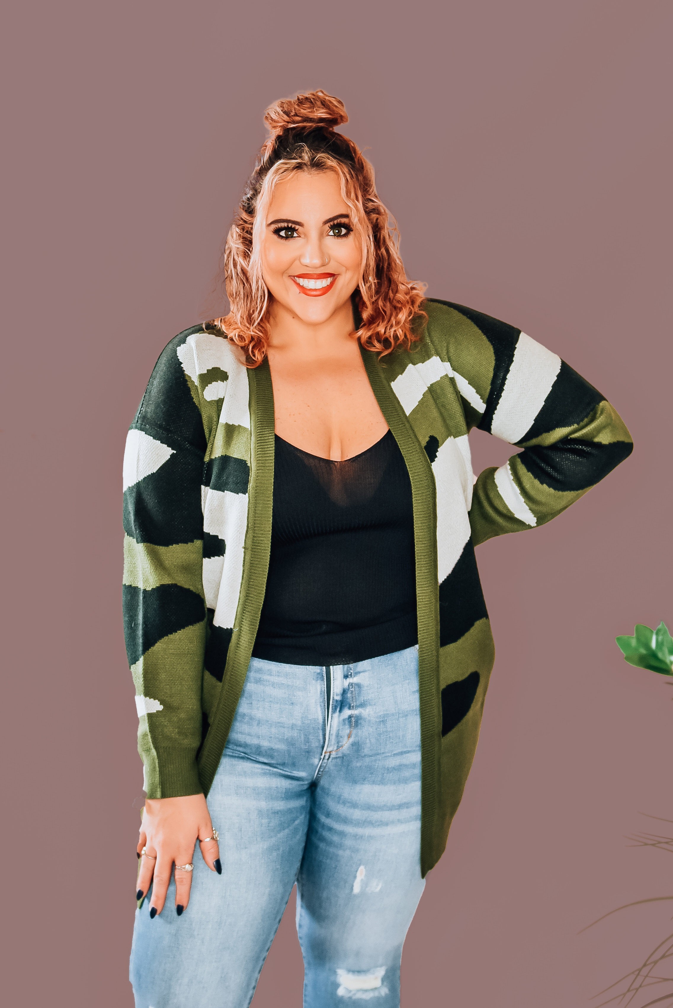OVERSIZED CAMO PRINT CARDIGAN. 100% ACRYLIC. PIPER IS 5’4” SIZE 0, WEARING A SMALL. NIKI IS SIZE 14 WEARING AN LARGE.
S 0-6
M 6-12
L 12-16