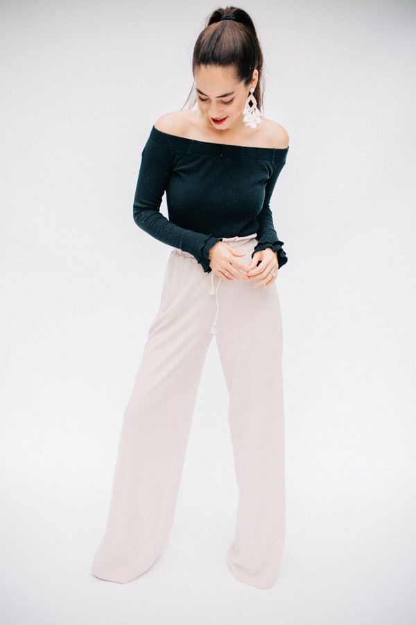 RIBBED, WIDE LEG, HIGH WAIST PANT
WITH DRAWSTRING. LIGHT TAN COLOR.
**LONGER LENGTH**
MODEL IS WEARING A SIZE SMALL AND IS 5'5".
32" INSEAM ON SIZE SMALL. CAN BE HEMMED.
95% POLYESTER 5% SPANDEX
X-SMALL 0-2
SMALL 4-6
MEDIUM 8-10
LARGE 12-14
X-LARGE 16-18