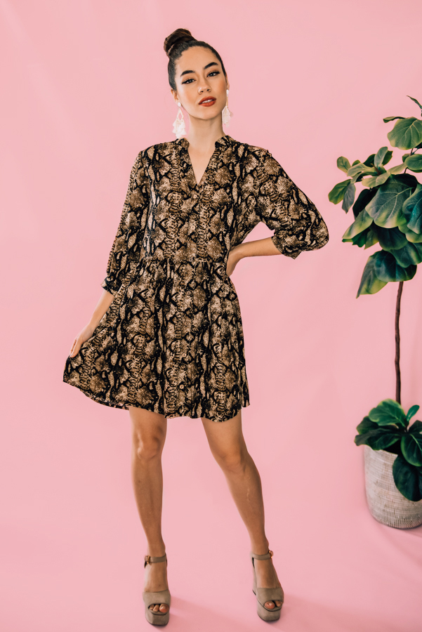 BLACK, BROWN, AND CREAM-COLORED SNAKE PRINT TUNIC. BUTTON UP AND V-NECK. ELBOW LENGTH SLEEVES. 95% POLYESTER, 5% SPANDEX. PIPER IS 5’4, SIZE 0 WEARING A SMALL.
XS 0-2
S 4-6
M 8-10
L 12-14
XL 14-16