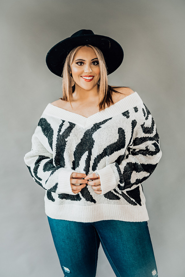 OFF WHITE, V-NECK SWEATER WITH ZEBRA PRINT DETAIL. CAN BE WORN OFF SHOULDER. MODEL INFO: PIPER – SIZE 0, 5’5”, WEARING A SMALL, FIT WAS LOOSE. NIKI – SIZE 14, 5’4”, WEARING A LARGE.
100% ACRYLIC
SMALL 2-6
MEDIUM 8-12
LARGE 14-18