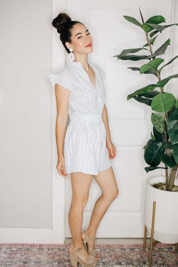 STRIPED ROMPER WITH ELASTIC WAIST, CLASP
AT BUST, AND RUFFLE SLEEVE DETAIL.
100% COTTON.
X-SMALL 0-2
SMALL 4-6
MEDIUM 8-10
LARGE 12-14
X-LARGE 16-18