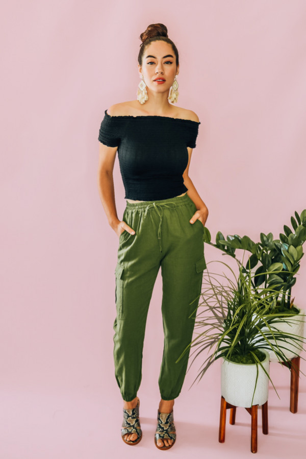 OLIVE, CUFFED CARGO PANTS WITH BUTTON CLOSURE POCKETS AND DRWASTRING WAIST. 55% LINEN, 45% VISCOSE. AVAILABLE IN THREE COLORS – MOCHA, OLIVE, WHITE. PIPER IS 5’4, SIZE 0 WEARING A SMALL.
S 0-4
M 4-8
L 10-12