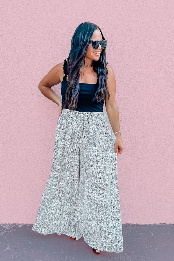 WHITE AND BLACK LEOPARD PRINT. WIDE LEG. SLITS ON SIDE. ELASTIC ON WAIST AND TIE. 100% POLYESTER. JENNIFER IS A SIZE 0, WEARING A SMALL, STEPHANIE IS A SIZE 4, WEARING A SMALL.
S 0-4
M 4-8
L 8-12
XL 12-14