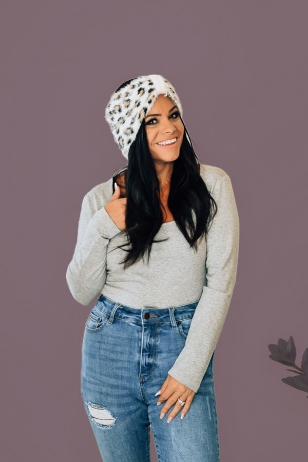 STRETCHY GREY LONG SLEEVE, SCOOP NECK BODYSUIT. CLASP CLOSURE, FULL COVERAGE BOTTOM. COMES IN BLACK, GREY, TAUPE, EMERALD. 95% COTTON, 5% SPANDEX. STEPHANIE IS 5’1 SIZE 4, WEARING SMALL. NIKI IS SIZE 14, WEARING XL.
XS 0-2
S 4-6
M 8-10
L 10-12
XL 12-14