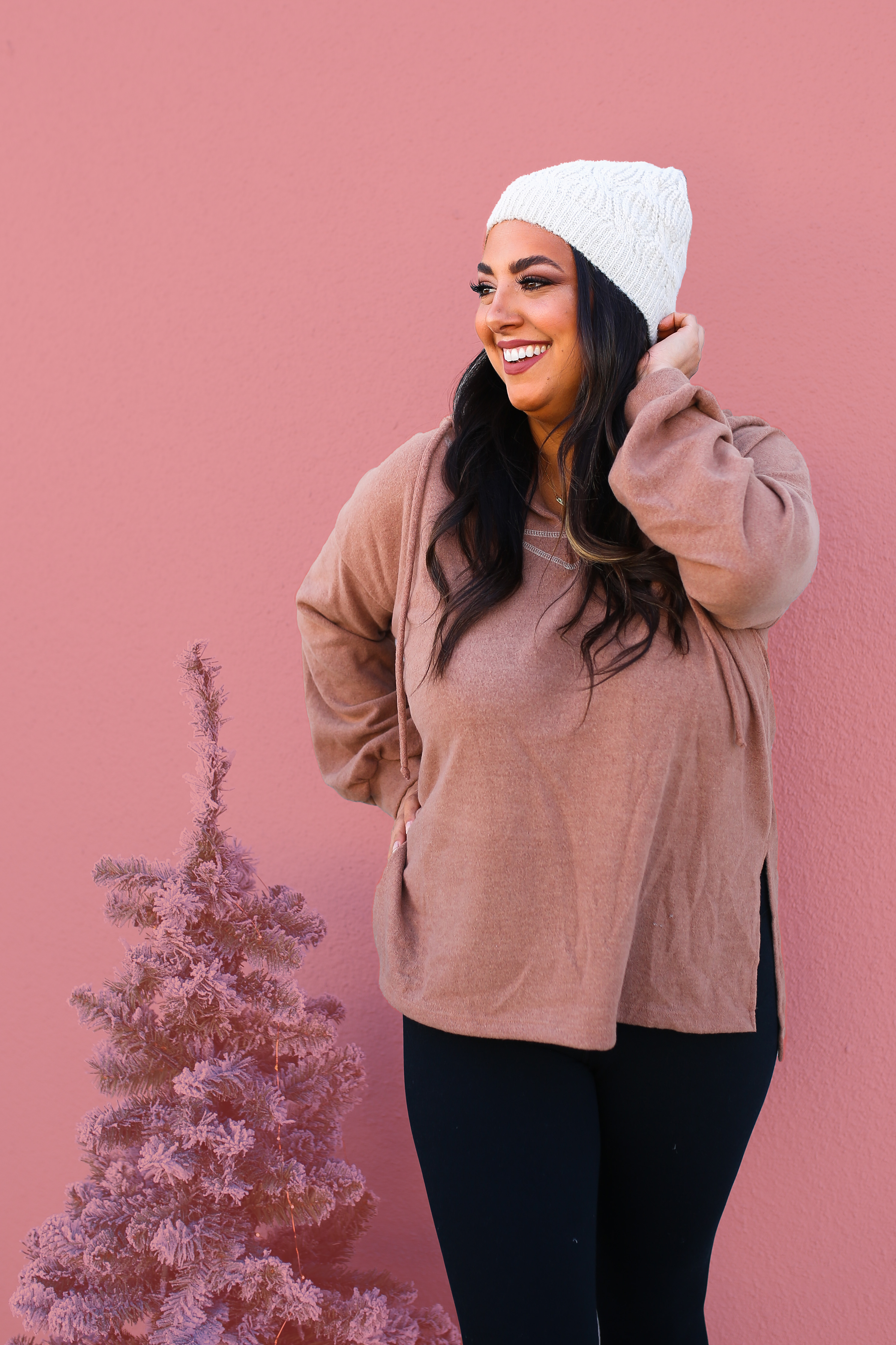 LIGHTWEIGHT, FLEECE HOODED TOP. SOFT AND STRECHY. VNECK, FUNCTIONAL DRAWSTRING AND SIDE SLITS. 95% POLYESTER, 5% SPANDEX. AMANDA IS 5’7 SIZE 2, WEARING A SMALL. GABBY IS SIZE 10/12
WEARING XL.
S 0-4
M 4-8
L 8-12
XL 12-14
