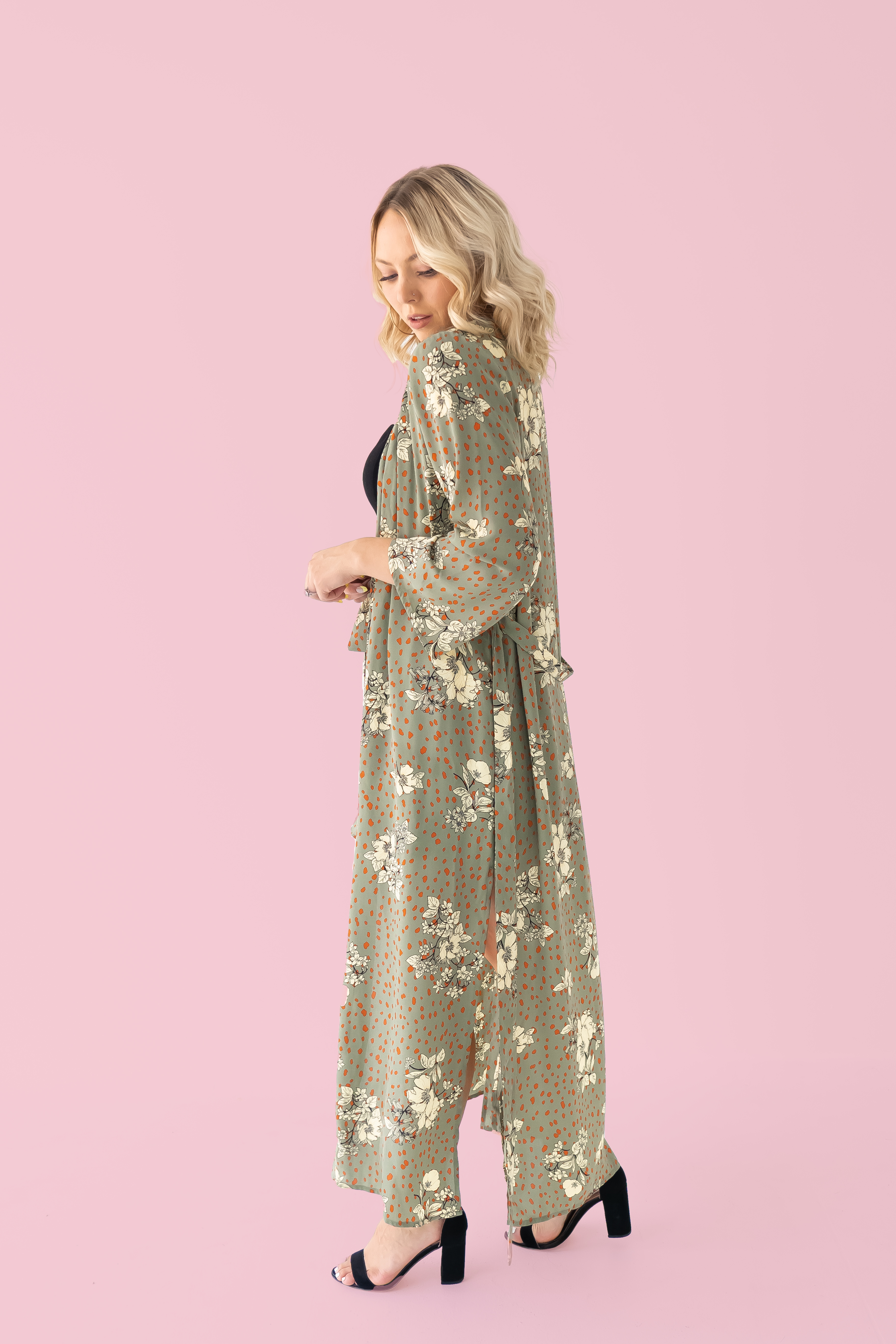EXCLUSIVE TO MAVERICK! FLOWY LONG KIMONO, SLITS ON BOTH SIDES WITH POCKETS AND REMOVABLE TIE. 100% POLYESTER. AMANDA IS A SIZE 2, WEARING A SMALL. GABBY IS 5’8” A SIZE 10/12 AND 38DD WEARING AN XLARGE.
XS 0-2
S 4-6
M 8-10
L 12-14
XL 16-18