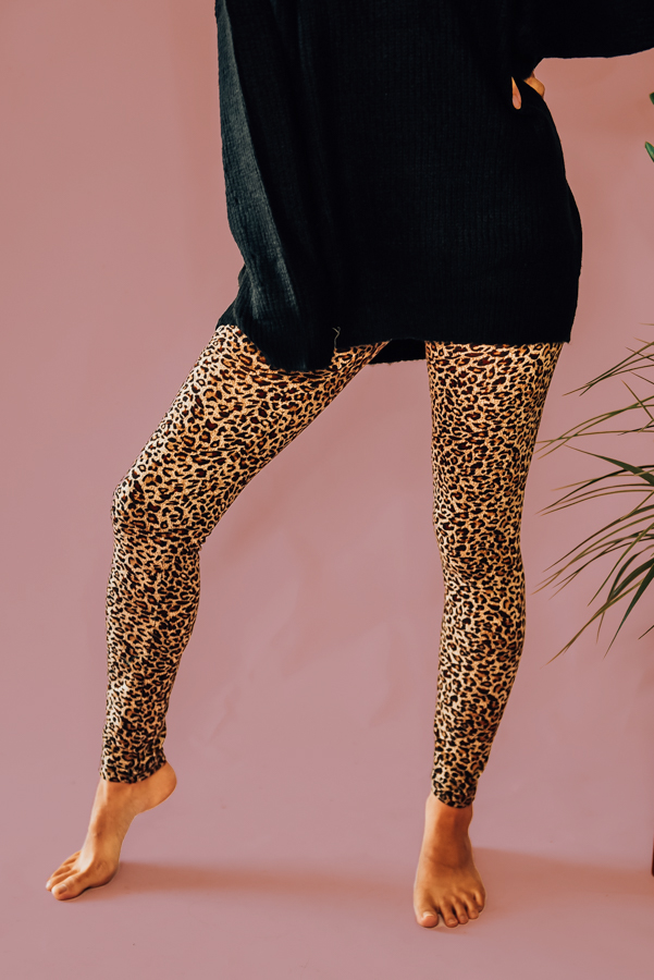 BROWN LEOPARD, HIGHWAISTED LEGGINGS. AVAILABLE IN TWO COLORS, BROWN LEOPARD AND BLACK LEOPARD. 95% POLYESTER, 5% SPANDEX. PIPER IS SIZE 0, WEARING SMALL.
S 0-4
M 4-8
L 8-12