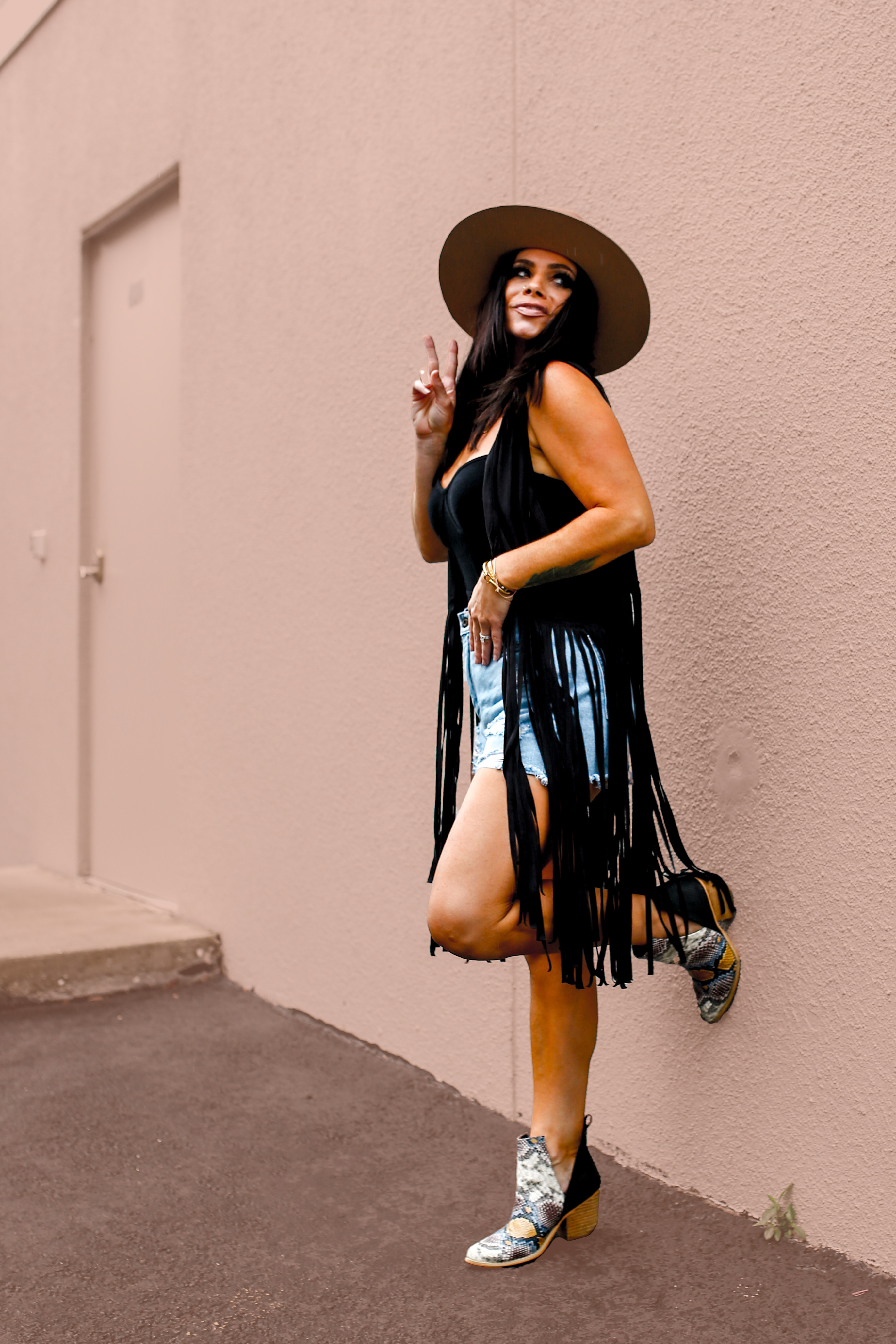 MAVERICK EXCLUSIVE! BOHO/HIPPIE CHIC FRINGE VEST. VERY SOFT BLACK SUEDE MATERIAL. LIGHTWEIGHT, FLOWY AND FUN. FRINGE FALLS ABOUT KNEE LENGTH. 95% POLYESTER, 5% SPANDEX. STEPHANIE IS 5’4” SIZE 4 WEARING A SMALL.
XS 00-4
S 4-8
M 8-12
L 12-14
XL 14-16