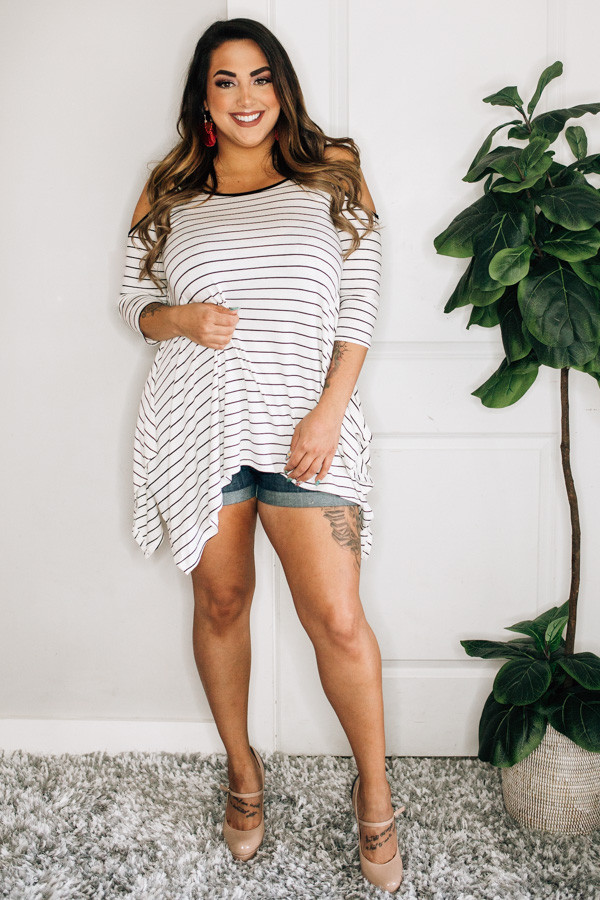 WHITE STRIPED COLD SHOULDER TUNIC. CAN BE WORN AS A DRESS IF YOU CHOOSE.
ASYMMETRICAL HEMLINE. COMES IN BLACK ALSO.
PIPER IS WEARING THE SMALL AND GABBY IS WEARING THE LARGE.
95% POLYESTER 5% SPANDEX
SMALL- 0-4
MEDIUM- 6-10
LARGE- 12-14