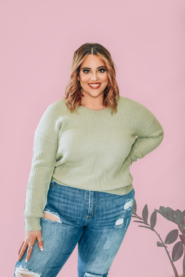 COZY KNIT SWEATER. DROP SHOULDERS AND AN OPEN TWIST BACK. 100% ACRYLIC. NIKI IS A SIZE 14, WEARING A LARGE.
S 0-6
M 6-12
L 12-16