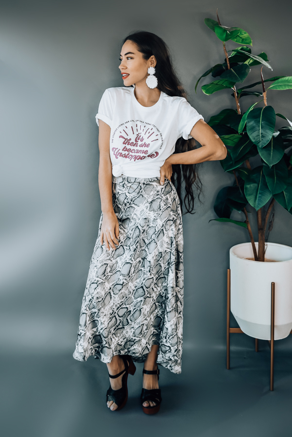 GREY, FLOWY SNAKE PRINT SATIN MIDI SKIRT WITH ELASTIC WAIST. MODEL INFO: PIPER IS SIZE 0 AND WEARING A SMALL, STEPHANIE IS A SIZE 4 WEARING A SMALL. RUNS BIG, BOTH WERE LOOSE
100% POLYESTER
SMALL 2-8
MEDIUM 8-14
LARGE 14-16