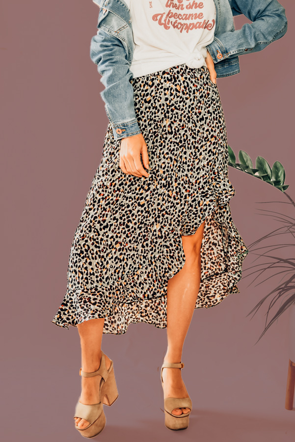 GREY LEOPARD PRINT, MID LENGTH, SIDE SLIT, RUFFLE HEM SKIRT. ELASTIC ON WAIST TO MAKE FOR A COMFORTABLE FIT. 100% POLYESTER. PIPER IS 5’4”, SIZE 0, WEARING A SMALL. NIKI IS SIZE 14, WEARING AN XLARGE.
XS 0-2
S 4-6
M 8-10
L 10-12
XL 12-14