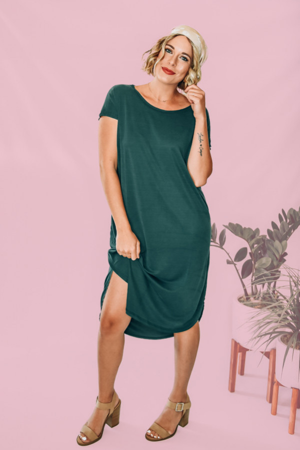 OVERSIZED AND FLOWY EMERALD GREEN, SUPER SOFT MODAL BLEND MATERIAL, BELOW KNEE LENGTH. CAP SLEEVES. 82% MODAL. 18% POLYESTER. AMANDA IS A SIZE 2, WEARING A SMALL.
S 0-6
M 6-12
L 12-18