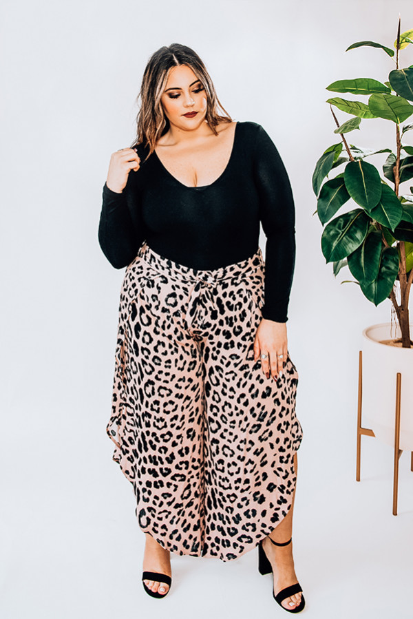 WIDE LEG LEOPARD PANTS, WITH SLITS AT SIDES. EXTRA FABRIC ADDED TO ENSURE NO OPENINGS AT TOP OF LEG. NIKI IS A SIZE 14 AND WEARING A LARGE. PIPER IS A SIZE 0 AND WEARING A SMALL.
100% RAYON.
X-SMALL 0-2
SMALL 4-6
MEDIUM 8-10
LARGE 12-14
X-LARGE 16-18