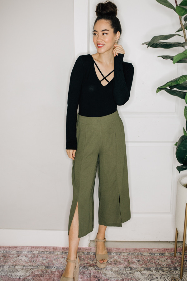WIDE LEG PANTS WITH SLITS
END ELASTIC WAIST.
100% POLYESTER.
X-SMALL 0-2
SMALL 4-6
MEDIUM 8-10
LARGE 12-14
X-LARGE 16-18
