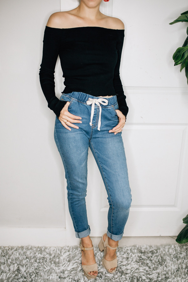 WAIST DRAWSTRING ROLL CUFF DETAIL WASHED DENIM JOGGER SKINNY PANTS.
80% COTTON 18% POLYESTER 2% SPANDEX
SMALL- 0-4
MEDIUM- 6-8
LARGE 10-12