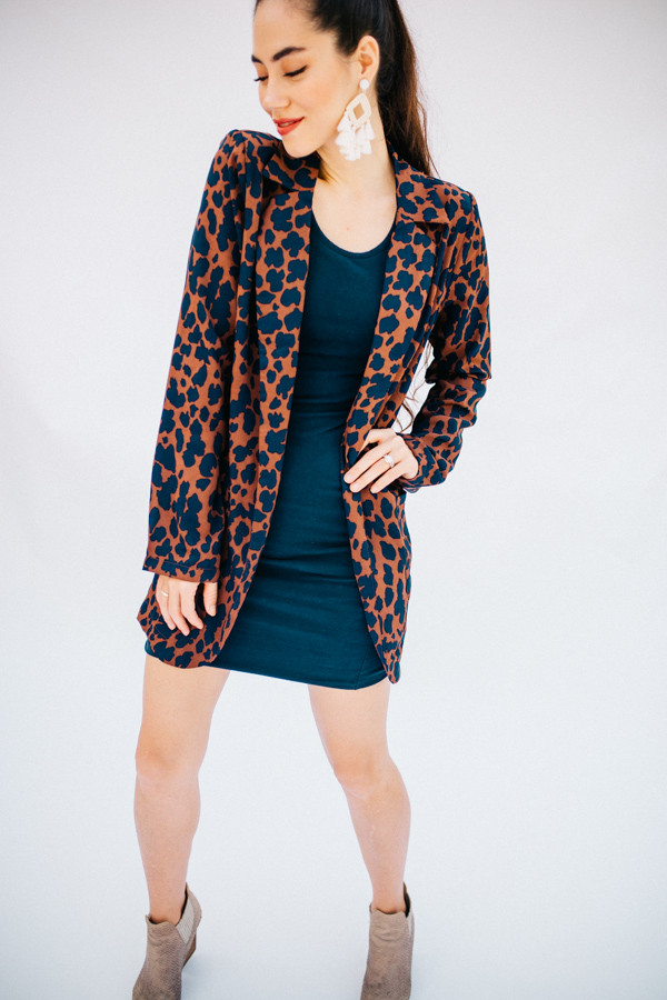 LEOPARD PRINT BLAZER WITH
SHOULDER PADS AND POCKETS.
100% POLYESTER.
X-SMALL 0-2
SMALL 4-6
MEDIUM 8-10
LARGE 12-14
X-LARGE 16-18