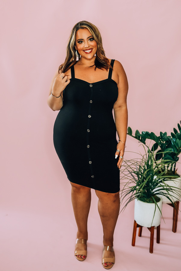 BLACK, RIBBED BODYCON DRESS. BUTTON DOWN DETAIL AND HEART NECK. COMES IN THREE COLORS – BLACK, RUST, AND HOT PINK. 88% RAYON, 12% SPANDEX. PIPER IS 5’4 SIZE 0, WEARING A SMALL. NIKI IS SIZE 14, WEARING A LARGE.
S 0-4
M 6-10
L 12-16