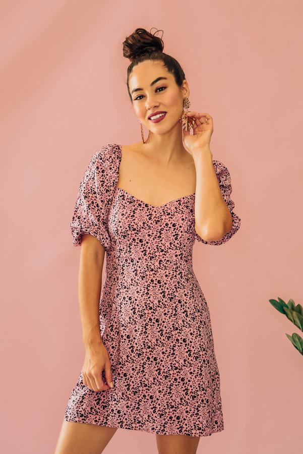 BLUSH SMALL ANIMAL PRINT, PUFFED SHOULDER, MINI DRESS. V-NECK, WITH FITTED BODICE. 100% RAYON. PIPER IS 5’4 SIZE 0, WEARING SMALL. NIKI IS SIZE 14, WEARING A LARGE.
S 0-2
M 4-6
L 8-10