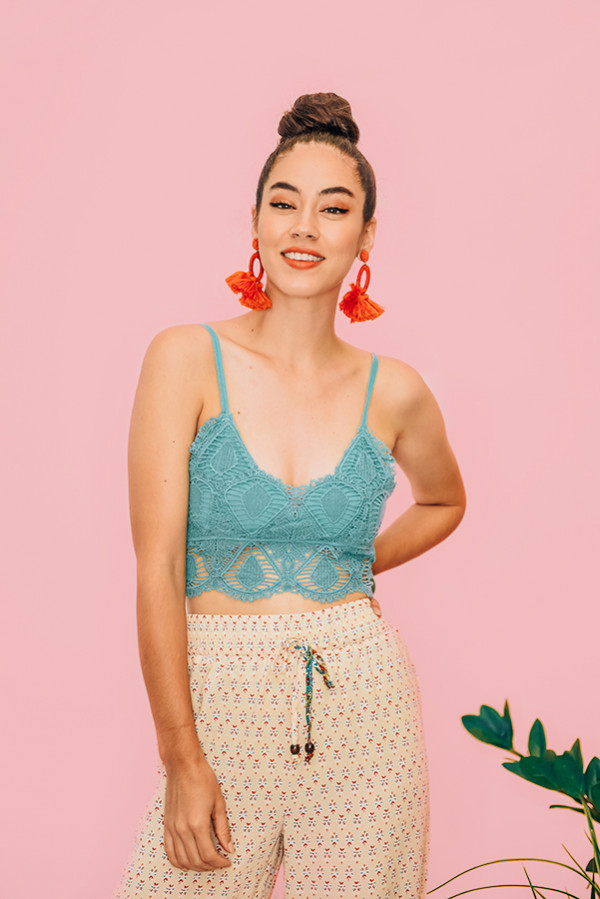 SEAFOAM LACE TANK TOP BRALETTE. LINED. 100% POLYESTER. PIPER IS 5’4 SIZE 34A, WEARING SMALL. KATIE IS 34DD WEARING A LARGE.
S 34 A-C/36 A-B
M 36B-D
L 32DD/34DD/36C