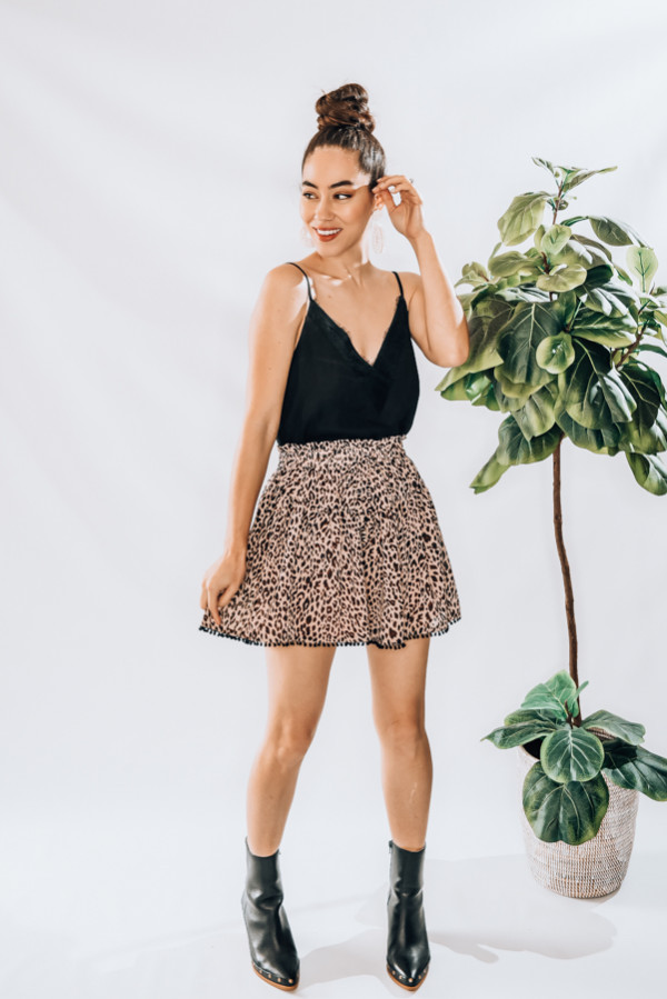 HIGH WAISTED, BLUSH ANIMAL PRINT SHORT WITH ELASTIC WAIST. MODEL INFO: STEPHANIE-SIZE 4, WEARING A SMALL
100% POLYESTER
SMALL 0-4
MEDIUM 6-10
LARGE 10-12
X-LARGE 12-14
