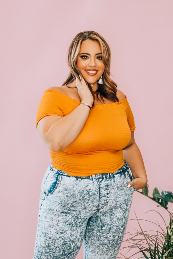MUSTARD, SMOCKED SHORT SLEEVE SPANDEX TOP. OFF THE SHOULDER. COMES IN THREE COLORS – BLACK, WHITE, AND MUSTARD. 95% RAYON, 5% SPANDEX. PIPER IS 5’4 SIZE 0, WEARING SMALL.
S 0-4
M 6-10
L 10-14