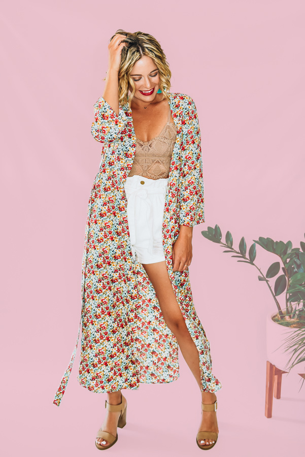 FLOWY LONG KIMONO, SLITS ON EITHER SIDES WITH TIE. AMANDA IS A SIZE 2, WEARING A SMALL. NIKI IS A SIZE 14, WEARING AN XL
XS 0-2
S 4-6
M 8-10
L 12-14
XL 16-18