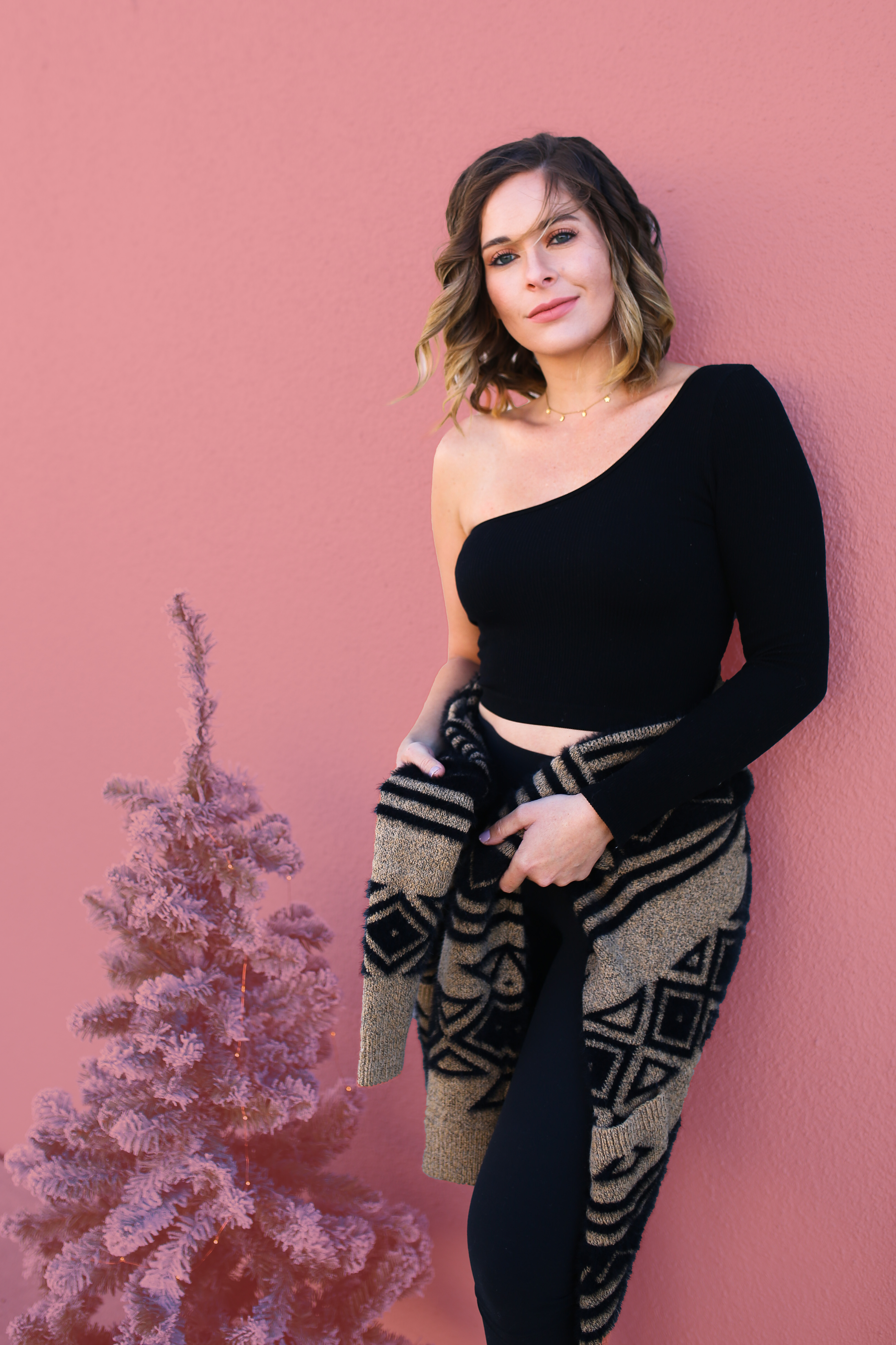 BLACK ONE SLEEVE TOP. RIBBED, VERY STRETCHY, CROP FIT. 94% NYLON, 6% SPANDEX. AMANDA IS 5’7 SIZE 2, WEARING A SMALL.
S 0-4
M 4-8
L 8-12