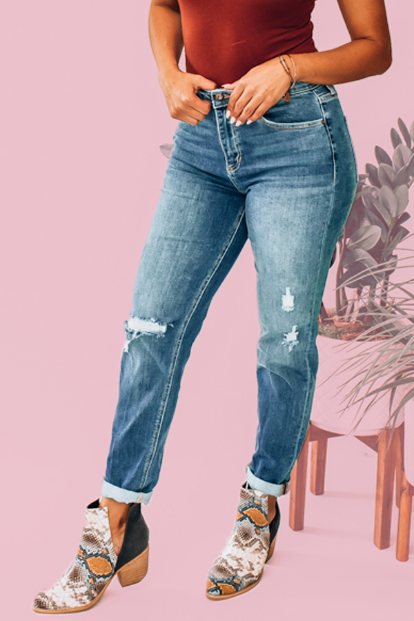 HIGH WAIST, STRAIGHT FIT, LOOSE THROUGH LEGS. STRETCHY. 29in. INSEAM FOR ALL SIZES. 93% COTTON, 6% ELASTERELL, 1% SPANDEX. AMANDA IS A SIZE 2, WEARING A 26.