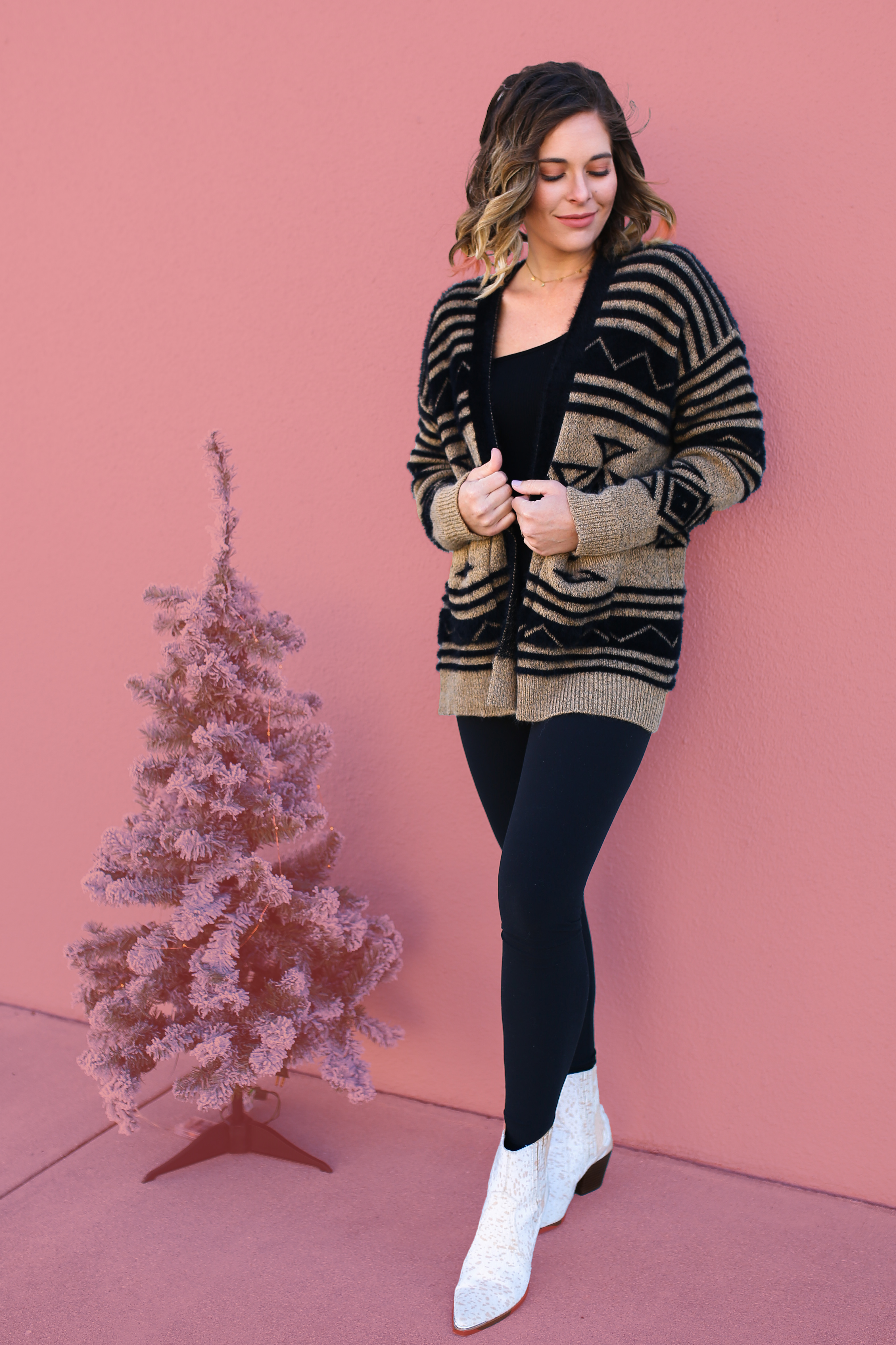 MAVERICK EXCLUSIVE – SUPERIOR QUALITY. TAN AND BLACK TRIBAL/STRIPED CARDIGAN. SOFT AND STRETCHY PREMIUM KNIT. FUZZY DETAIL ON BLACK PARTS OF PATTERN. FRONT POCKETS. 50% POLYESTER, 50% NYLON. AMANDA IS 5’7 SIZE 2, WEARING A SMALL.
S 0-6
M 6-12
L 12-18