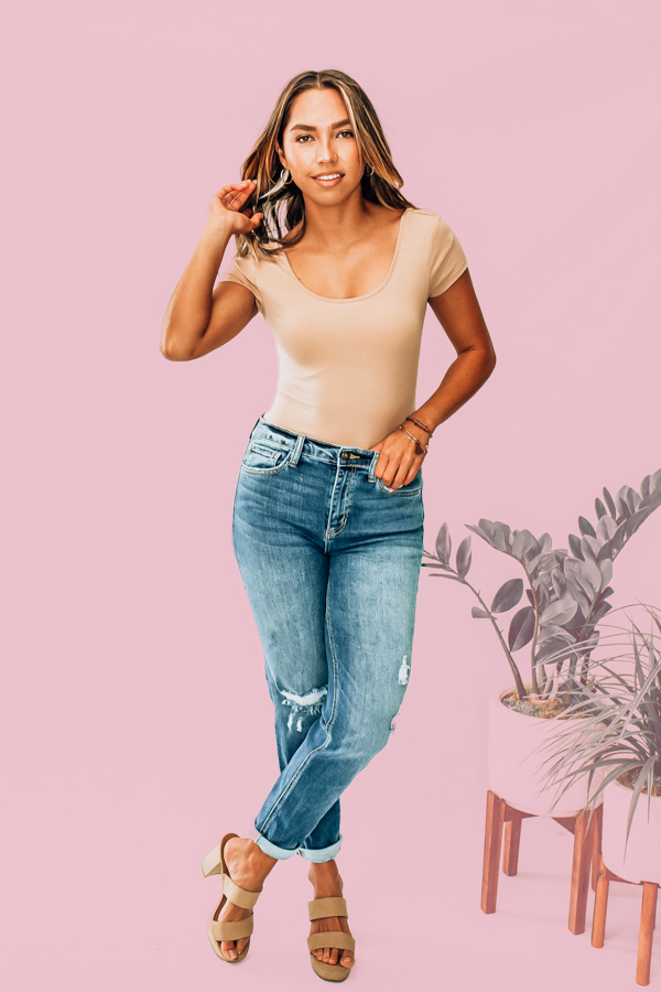 LIGHTWEIGHT, SOFT AND STRECHY BODYSUIT. SCOOP NECK AND SHORT SLEEVES. DALLAN IS A SIZE 4/6 WEARING A SMALL. NIKKI IS SIZE 14, WEARING A LARGE. COTTON SPAN JERSEY 95% COTTON, 5% SPANDEX.
S 0-4
M 6-10
L 12-14