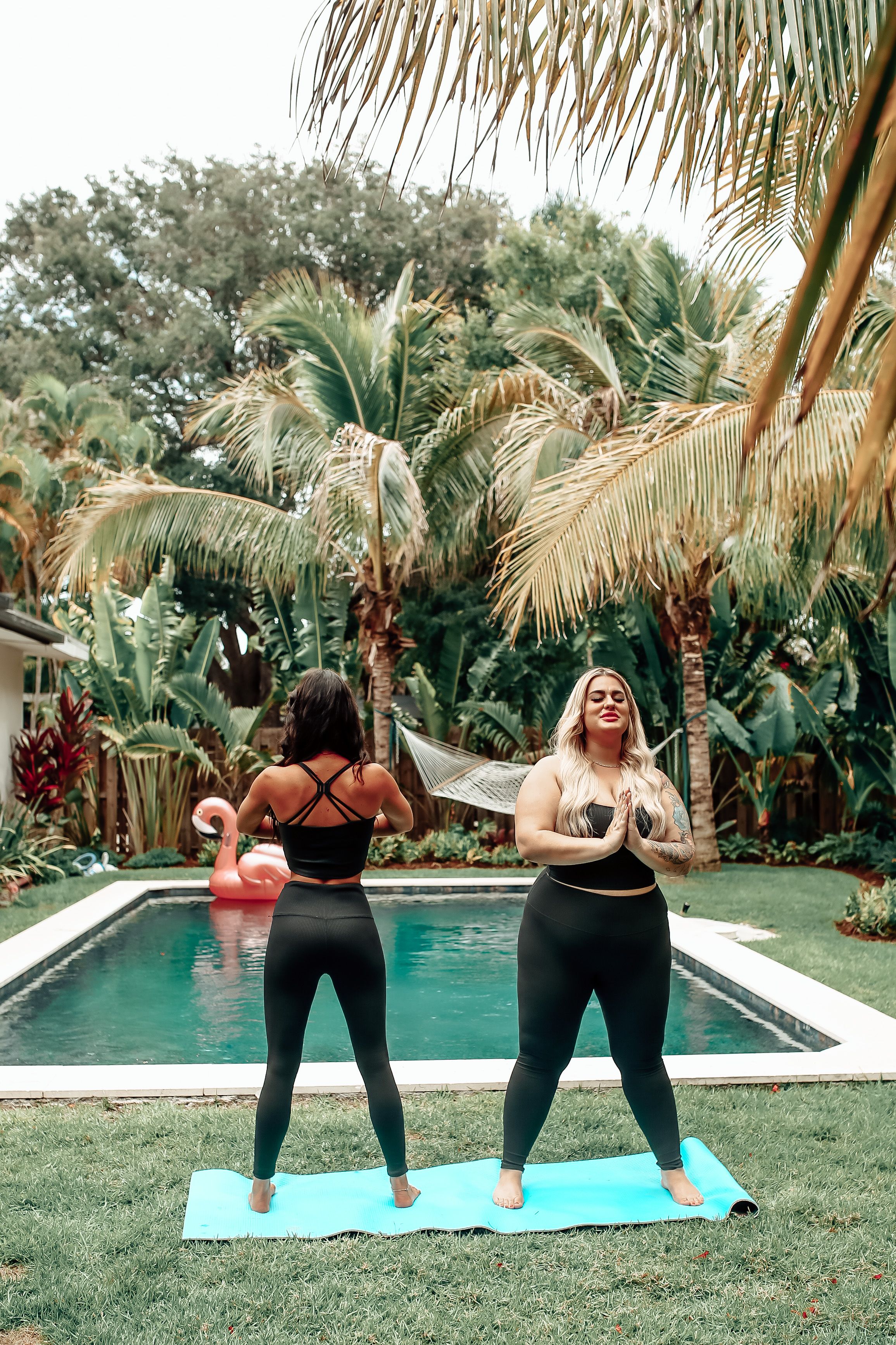 HIGH WASIT, FULL LENGTH LEGGINGS WITH YOGA WAIST BAND. BLACK RIBBED MATERIAL. VERY SOFT AND STRETCHY. 87% NYLON, 13% SPANDEX. SARAH IS SIZE 14 WEARING LARGE. ALEXANDRA IS A SIZE 0 WEARING A SMALL.
S 0-6
M 6-12
L 12-18