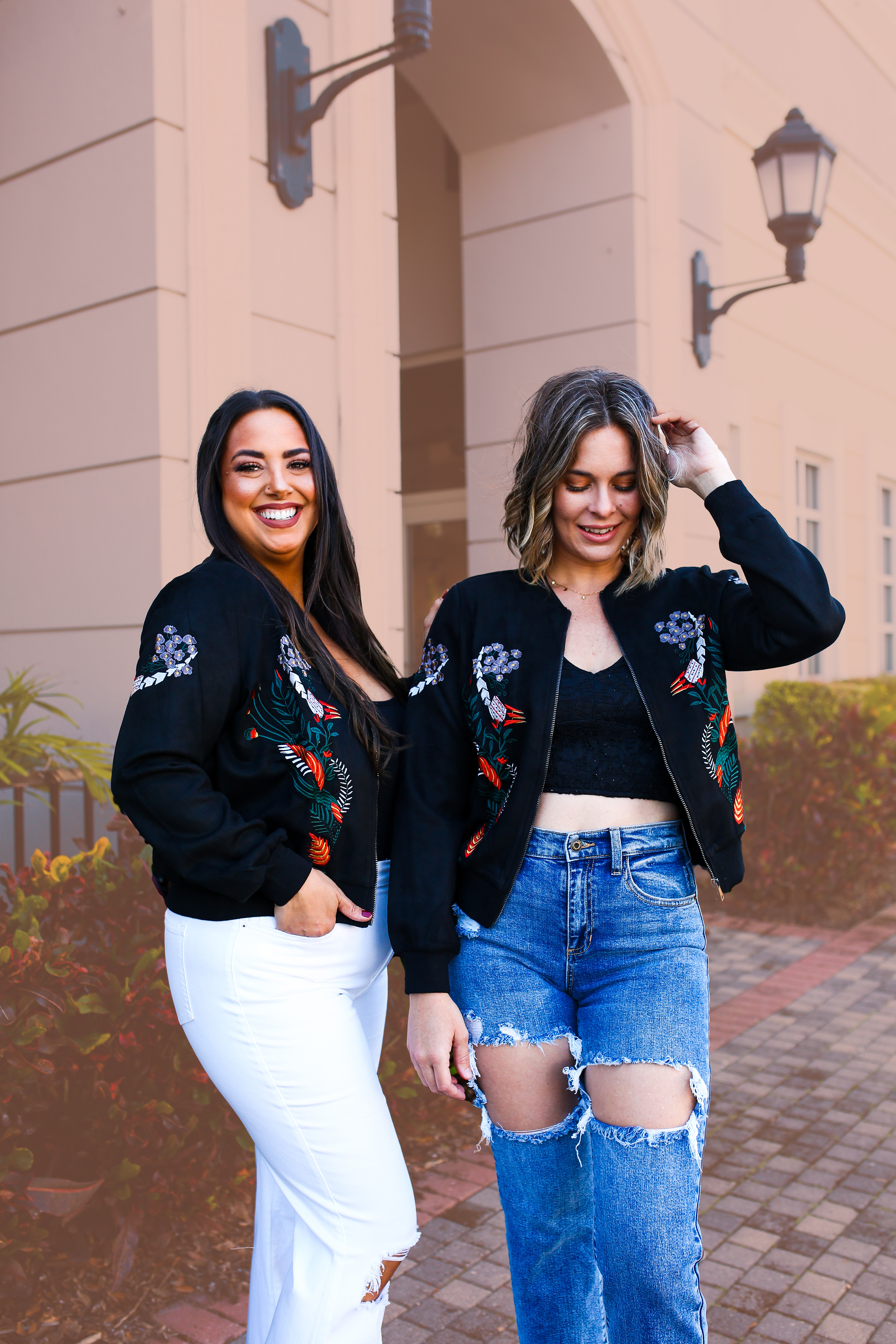 SOFT AND STRETCHY PREMIUM SUEDE-LIKE JACKET. MULTICOLOR EMBROIDERY ON FRONT AND SLEEVES. RIBBED ELASTIC WAIST AND CUFFS. 90% POLYESTER, 10% SPANDEX. AMANDA IS 5’7 SIZE 2 WEARING SMALL, GABBY IS A SIZE 12 WEARING LARGE.
S 0-4
M 4-8
L 8-12