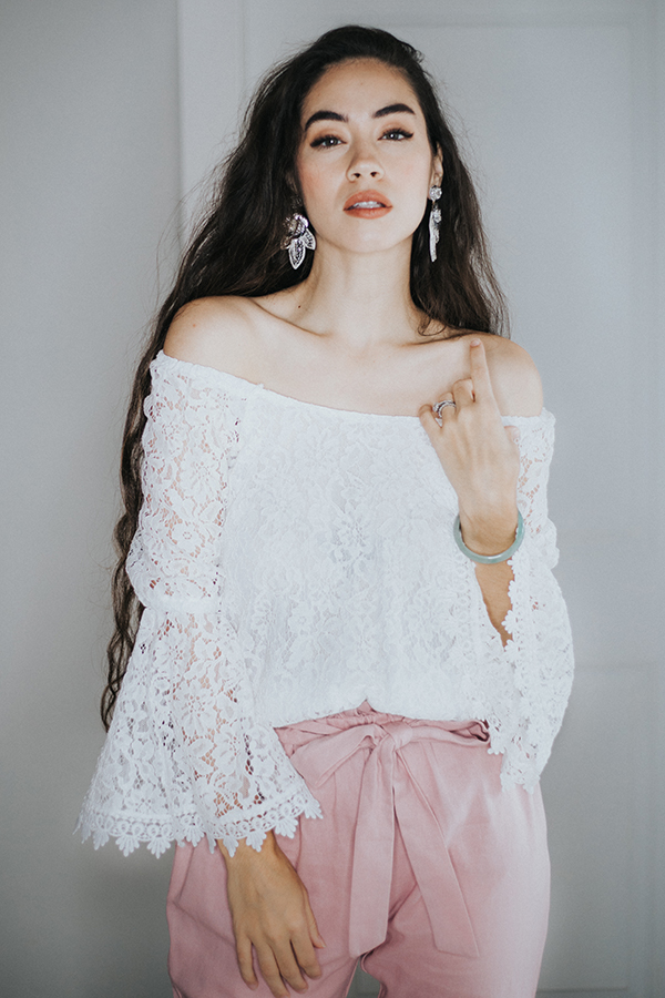 WHITE OFF THE SHOULDER LACE TOP.
BELL SLEEVE WITH SCALLOPED HEM
45% NYLON 30% COTTON 25% POLYESTER
MANUFACTURER SIZING: SMALL 4-6 MEDIUM 8-10 LARGE 12-14
STEPHANIE SUGGESTED SIZING: SMALL 0-4 MEDIUM 6-10 LARGE 12-14