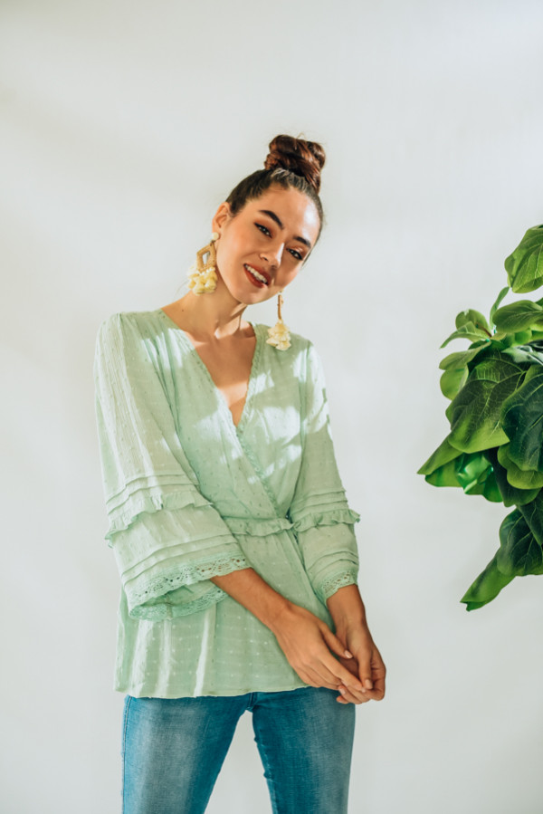 TEXTURED V-NECK TOP WITH RUFFLE DETAIL AT SLEEVES. ALSO COMES IN OFF WHITE. MODEL INFO: PIPER-SIZE 0, WEARING SMALL
55% COTTON 45% RAYON
SMALL 0-4
MEDIUM 6-10
LARGE 10-12
X-LARGE 12-14