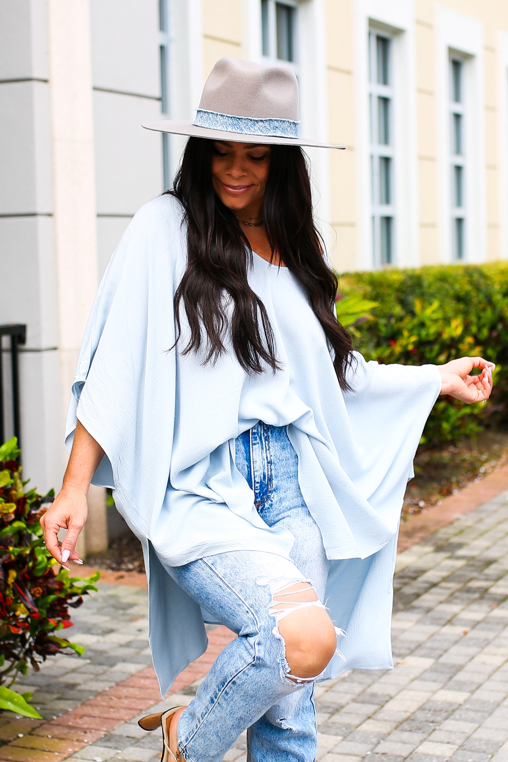 LIGHT BLUE PONCHO STYLE TUNIC TOP. LIGHTWEIGHT AND FLOWY. 100% RAYON. STEPHANIE IS 5’1” SIZE 4 WEARING SMALL. GABBY IS 5’8” SIZE 12 WEARING LARGE. SAM IS 5’7” SIZE 20 WEARING LARGE.
S 0-6
M 8-14
L 16-22