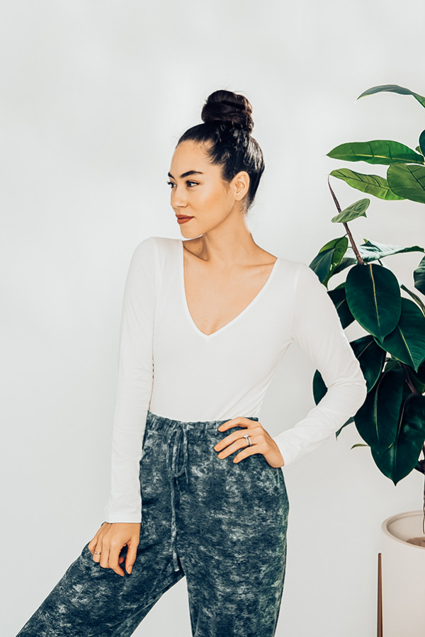 LONG SLEEVE, V-NECK BODYSUIT WITH CLASPS ON BOTTOM. AVAILABLE IN WHITE AND MOCHA. MODEL INFO: PIPER IS A SIZE 0 AND WEARING A SMALL.
95% RAYON, 5% SPANDEX.
X-SMALL 0-2
SMALL 4-6
MEDIUM 8-10
LARGE 12-14
X-LARGE 16-18