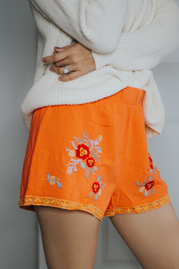 ORANGE SHORTS WITH FLORAL EMBROIDERY.
ELASTIC WAIST. 100% RAYON
SMALL 4-6 MEDIUM 8-10 LARGE 12-14