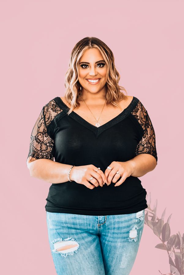 STRETCHY, BLACK VNECK TEE. LACE NECK AND SLEEVES. 100% RAYON. NIKI IS SIZE 14, WEARING XL. AMANDA IS 5’7 SIZE 2, WEARING A SMALL.
XS 0-2
S 4-6
M 8-10
L 10-12
XL 12-14