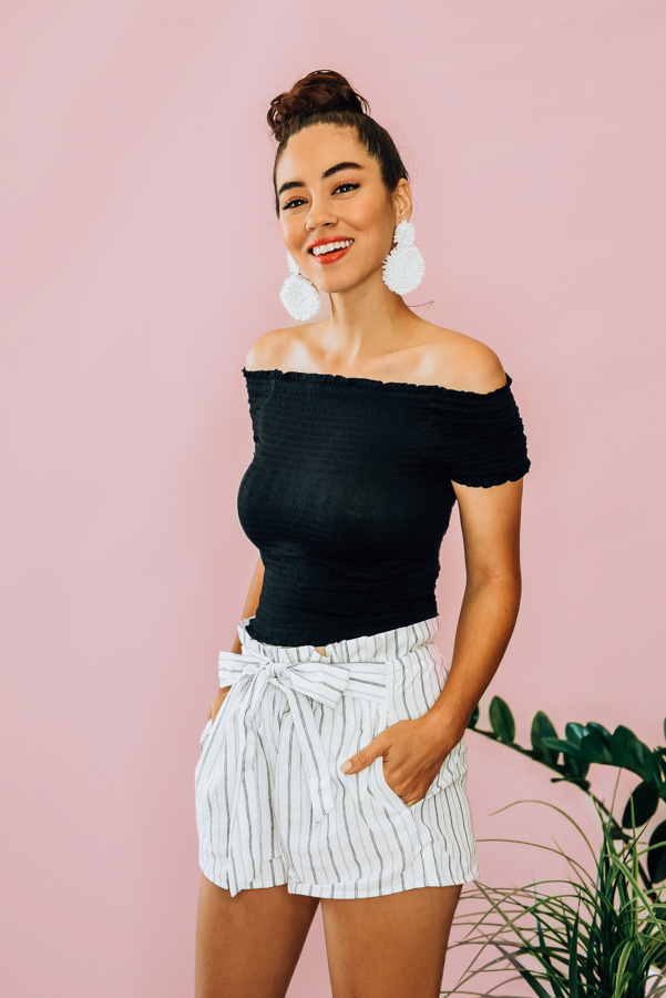 BLACK, SHORT SLEEVE SMOCKED SPANDEX TOP. OFF THE SHOULDER. COMES IN THREE COLORS – BLACK, WHITE, AND MUSTARD. 95% RAYON, 5% SPANDEX. PIPER IS 5’4 SIZE 0, WEARING SMALL.
S 0-4
M 6-10
L 10-14