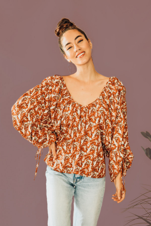 BURNT ORANGE, ABSTRACT PRINT, FLOWY BLOUSE. TIE BACK AND BALLOON SLEEVES. 95% POLYESTER, 5% SPANDEX. PIPER IS 5’4”, SIZE O, WEARING A SMALL. NIKI IS SIZE 14, WEARING A XLARGE.
S 0-4
M 4-8
L 8-12
XL 12-16