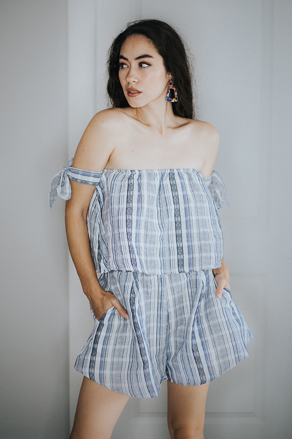 BLUE OFF THE SHOULDER ROMPER.
SLEEVE TIES ON ARM. 100% COTTON
SMALL 4-6 MEDIUM 8-10 LARGE 12-14