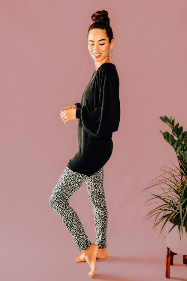 BLACK LEOPARD, HIGHWAISTED LEGGINGS. AVAILABLE IN TWO COLORS, BLACK LEOPARD AND BROWN LEOPARD. 95% POLYESTER, 5% SPANDEX. PIPER IS SIZE 0, WEARING SMALL.
S 0-4
M 4-8
L 8-12