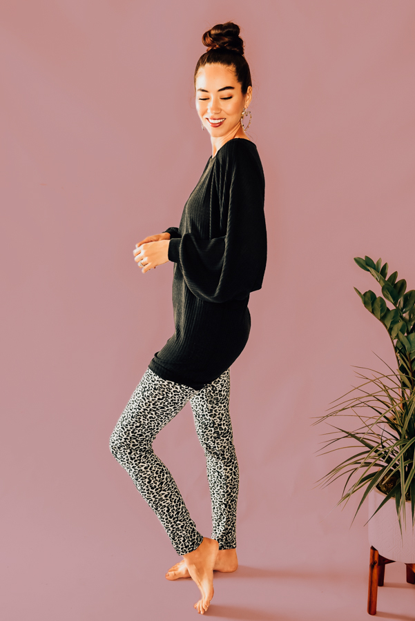 BLACK LEOPARD, HIGHWAISTED LEGGINGS. AVAILABLE IN TWO COLORS, BLACK LEOPARD AND BROWN LEOPARD. 95% POLYESTER, 5% SPANDEX. PIPER IS SIZE 0, WEARING SMALL.
S 0-4
M 4-8
L 8-12