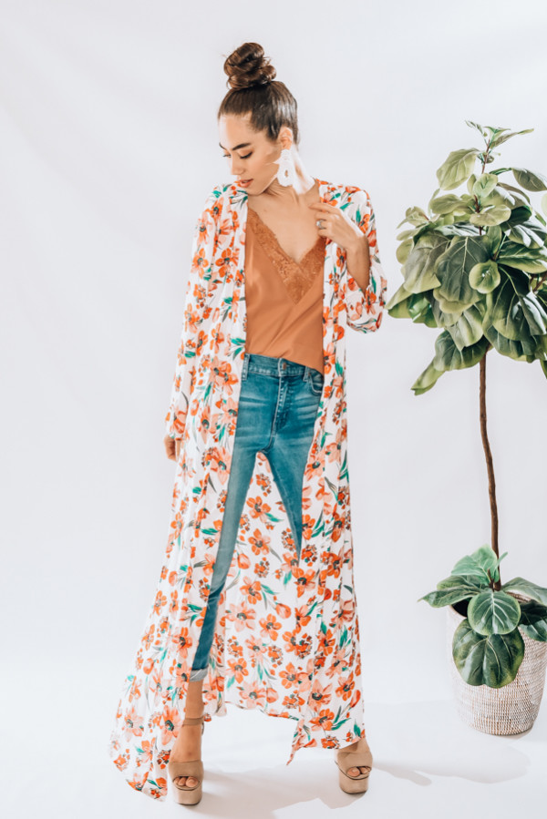 LONG FLORAL DESIGN, LIGHTWEIGHT KIMONO. FEATURES 3/4 SLEEVES AND SLITS AT SIDES. MODEL INFO: STEPHANIE-SIZE 4 WEARING A SMALL. NIKI-SIZE 14, WEARING LARGE
100% POLYESTER
SMALL 0-8
MEDIUM 10-18
LARGE 18-22