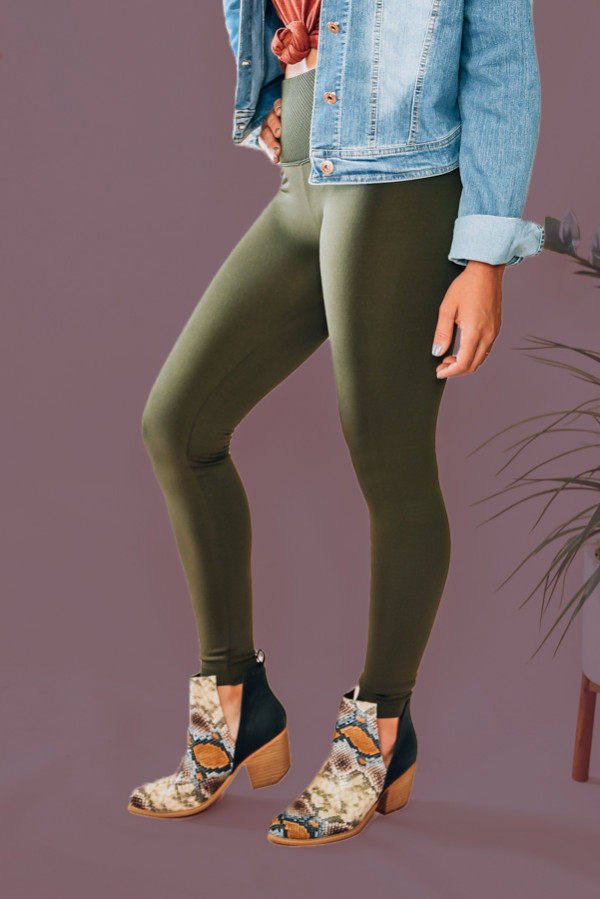 OLIVE HIGH WAISTED LEGGINGS, THICK WAISTBAND. LINED WITH LIGHT FLEECE. 90% POLYESTER, 10% SPANDEX. TOTAL WAIST: 24", WAIST BAND: 5", INSEAM: 27" APPROX. - MEASURED FROM S/M. AMANDA IS 5’6” SIZE 2, WEARING A SML/MED.
SML/MED 0-6
LRG/XLG 6-12