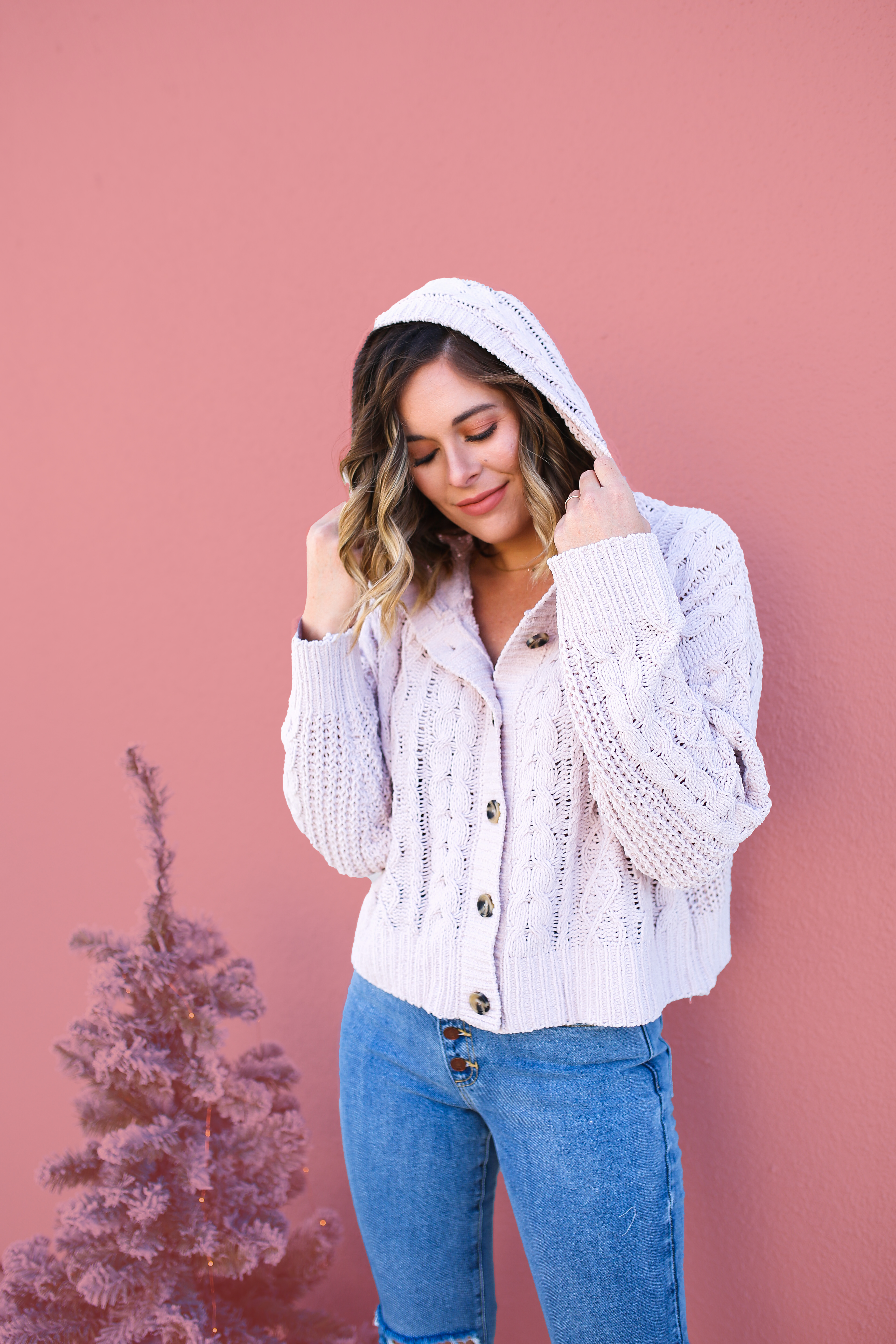 LIGHT PINK KNIT CARDIGAN. SUPER SOFT WITH SOME STRETCH. SEMI CROPPED FIT WITH HOOD. BUTTON CLOSURE DOWN FRONT. 100% POLYESTER. AMANDA IS 5’7 SIZE 2, WEARING A SMALL. GABBY IS SIZE 10/12 WEARING LARGE.
S 0-4
M 4-8
L 8-12