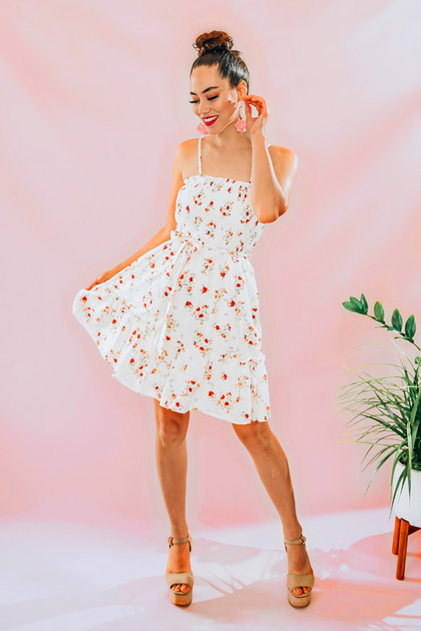 Smocked floral flowy dress. Double lined and tie at waist; adjustable straps. Runs flowy and stretchy. 44% rayon, 36% cotton. Piper is 5’4 , size 0 wearing a Small. Niki is a size 14, wearing a size Large.
S 0-6
M 6- 12
L 12-16